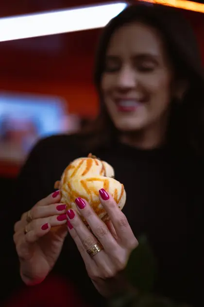 Cliente saboreando o pão de queijo recheado